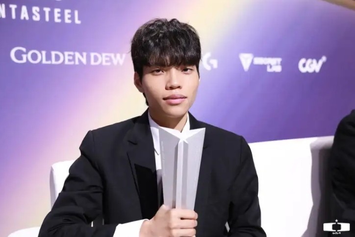 DK分享ShowMaker、Siwoo LCK颁奖典礼返图：这一年结束了